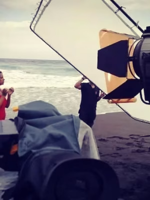 Contenido de Vídeo Avanzado Vídeo avanzado para marcas y campañas. Producción completa con rodaje profesional, postproducción de alto nivel y entrega multiformato.